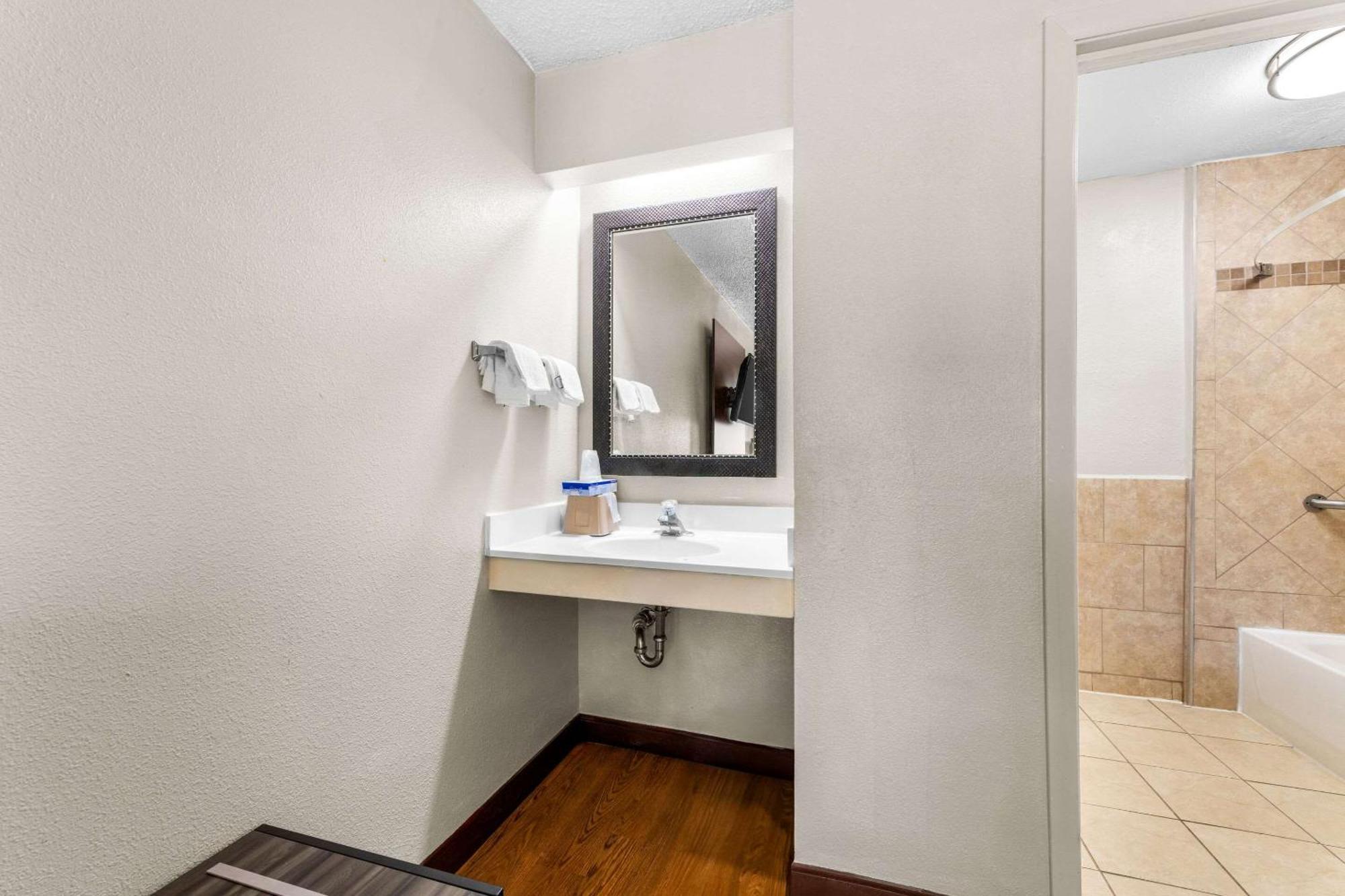 Econo Lodge Charlotte Airport Εξωτερικό φωτογραφία