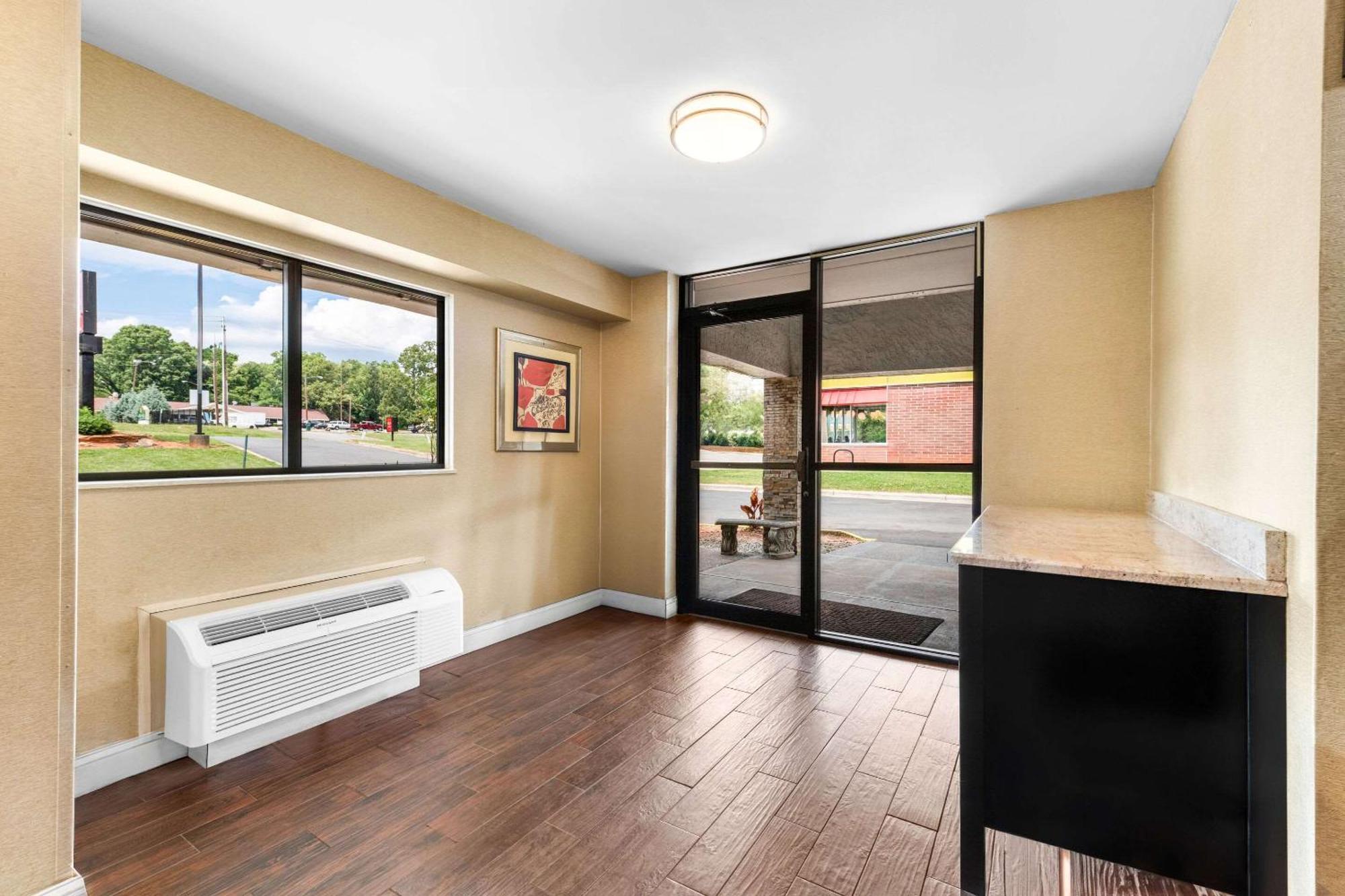 Econo Lodge Charlotte Airport Εξωτερικό φωτογραφία